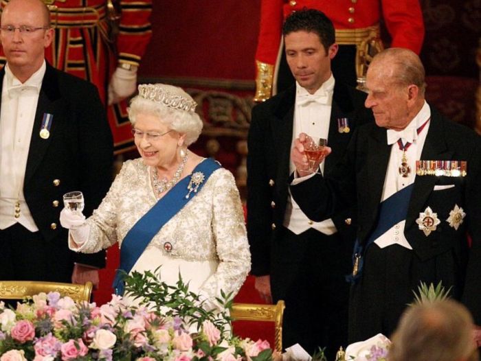 Что можно и что нельзя за столом Елизаветы II: 10 правил королевского этикета