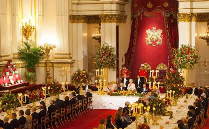 Что можно и что нельзя за столом Елизаветы II: 10 правил королевского этикета