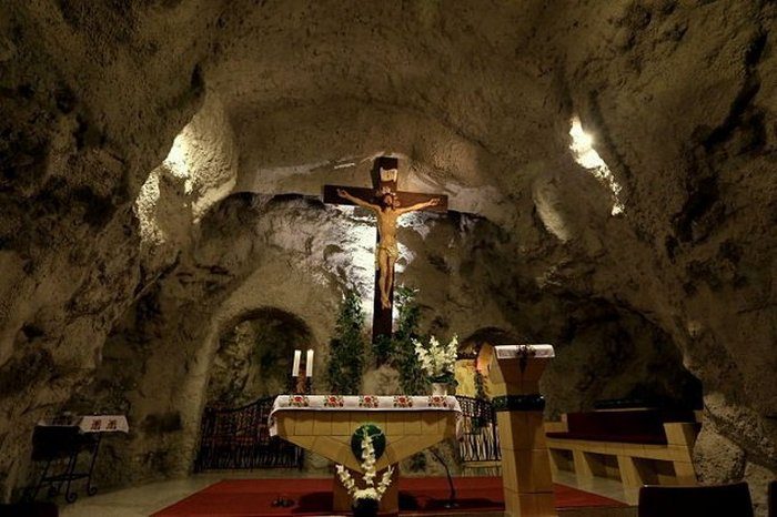 Десятка загадочных пещерных храмов