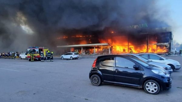 Россия нанесла удар по Кременчугу. Пострадал торговый центр, минимум десять погибших, десятки раненых
