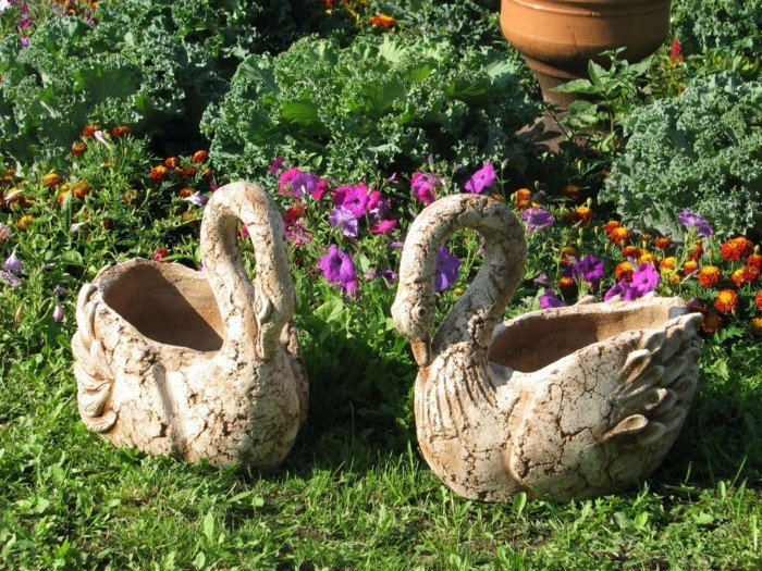 Как сделать клумбу или садовую фигуру своими руками из подручных материалов