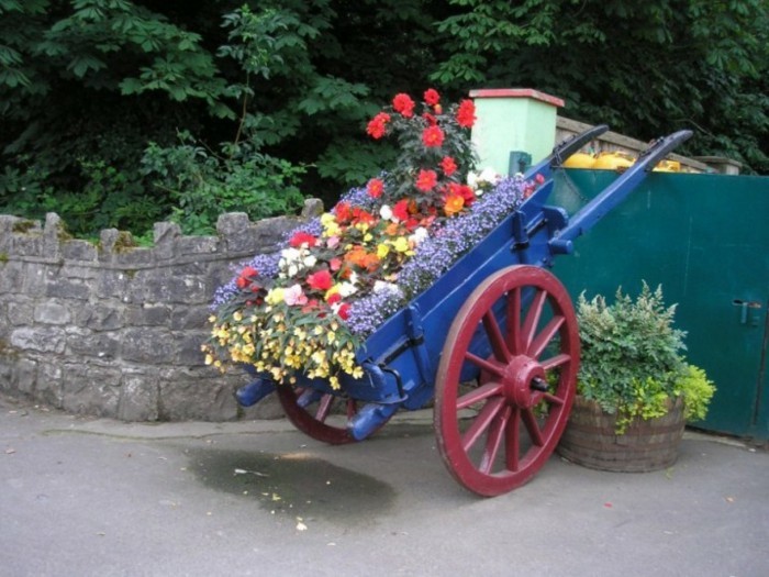 Как сделать клумбу или садовую фигуру своими руками из подручных материалов