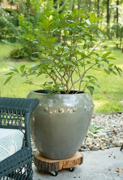 Примеры декора при помощи подставок для горшков