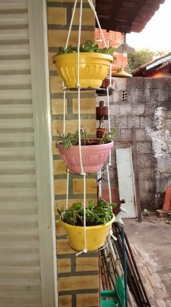 Примеры декора при помощи подставок для горшков