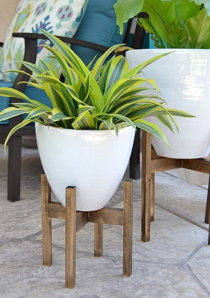 Примеры декора при помощи подставок для горшков