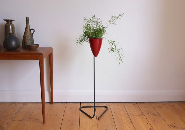 Примеры декора при помощи подставок для горшков