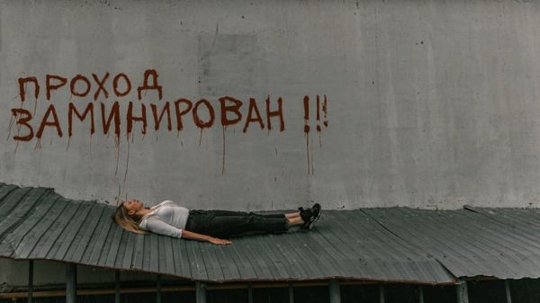 Школьный альбом войны. Фотосессия выпускников Чернигова на руинах