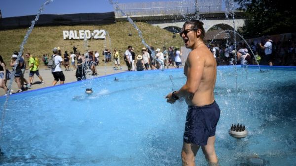 Рекордная жара в Европе: лесные пожары, высохшие озера и люди в фонтанах. Фотографии горящего континента