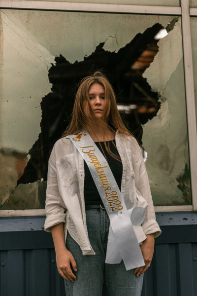 Школьный альбом войны. Фотосессия выпускников Чернигова на руинах