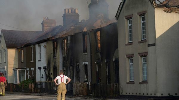 Рекордная жара в Европе: лесные пожары, высохшие озера и люди в фонтанах. Фотографии горящего континента