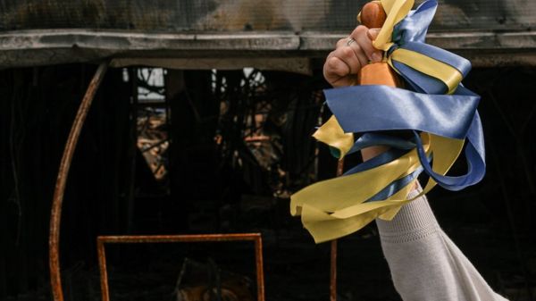 Школьный альбом войны. Фотосессия выпускников Чернигова на руинах