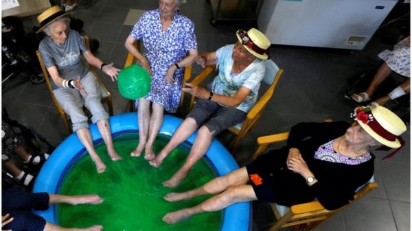 Рекордная жара в Европе: лесные пожары, высохшие озера и люди в фонтанах. Фотографии горящего континента