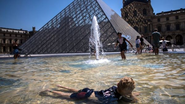 Рекордная жара в Европе: лесные пожары, высохшие озера и люди в фонтанах. Фотографии горящего континента
