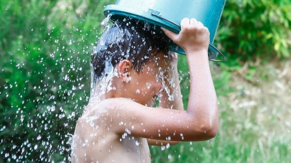 Рекордная жара в Европе: лесные пожары, высохшие озера и люди в фонтанах. Фотографии горящего континента