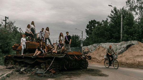 Школьный альбом войны. Фотосессия выпускников Чернигова на руинах