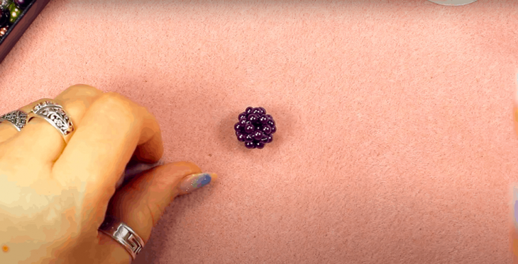 Изящное колье из бусин