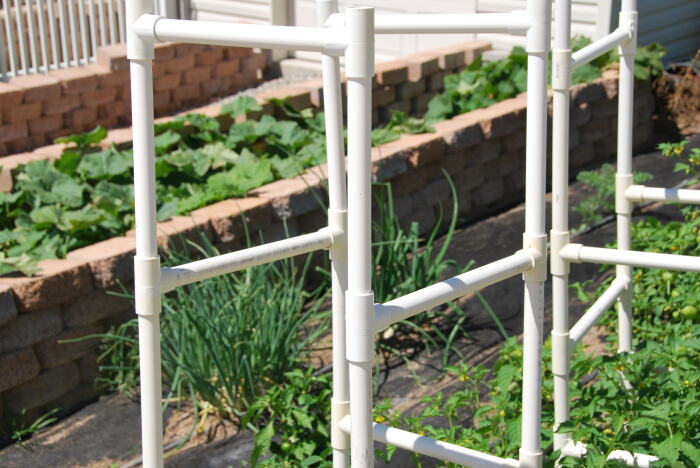 Как остатки труб ПВХ можно преобразить в предметы декора