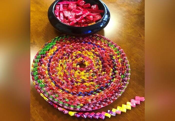 Как сделать браслет из конфетных фантиков: пошаговый мастер-класс