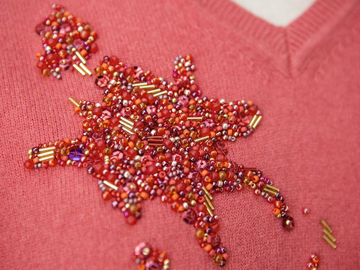 Маскируем пятно на джемпере вышивкой бисером