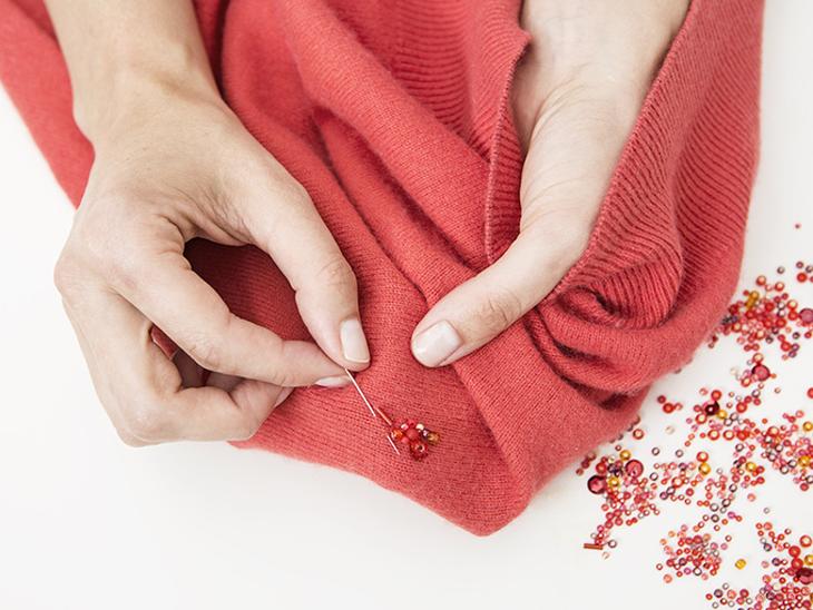 Маскируем пятно на джемпере вышивкой бисером