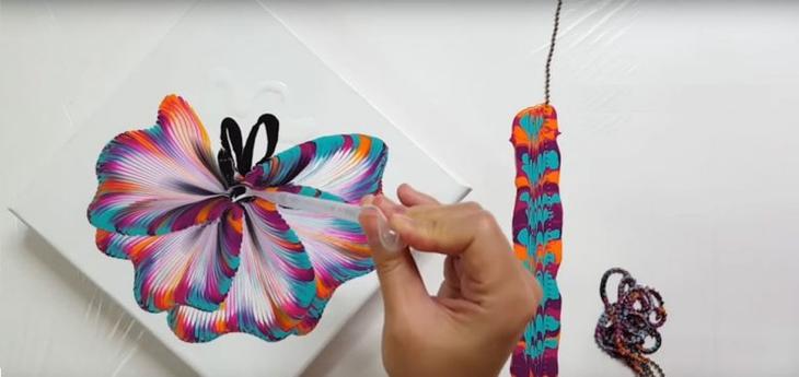 Необычная техника рисования с помощью цепочки