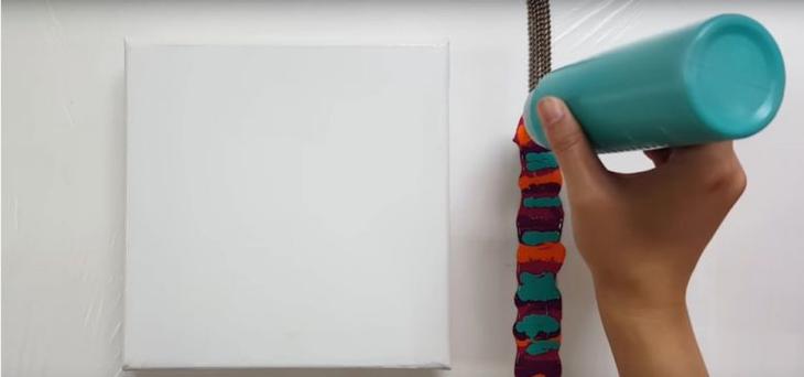 Необычная техника рисования с помощью цепочки