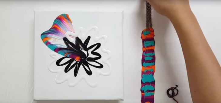 Необычная техника рисования с помощью цепочки