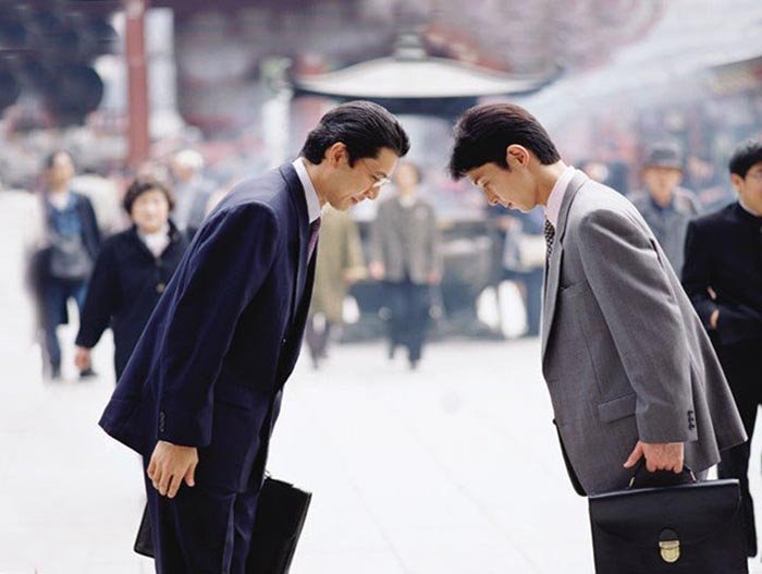 Приветствия бывают смешными и странными: как здороваются люди в разных странах