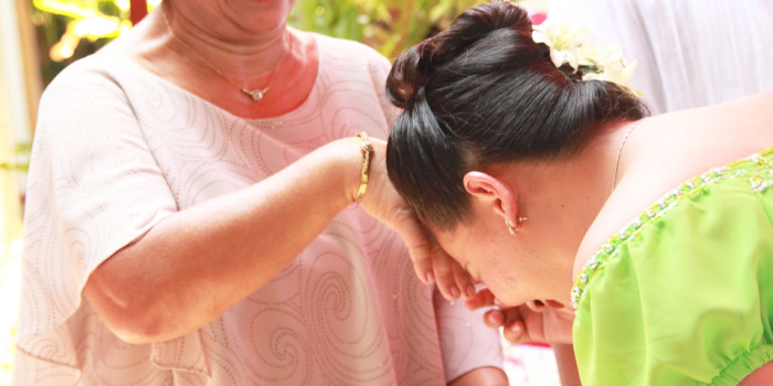 Приветствия бывают смешными и странными: как здороваются люди в разных странах