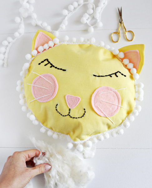 Шьем подушку-котенка для детской комнаты