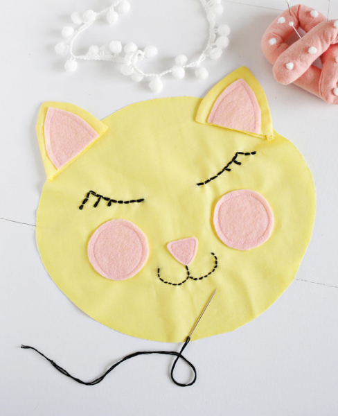 Шьем подушку-котенка для детской комнаты