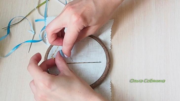 Вышиваем лентами нежный дельфиниум