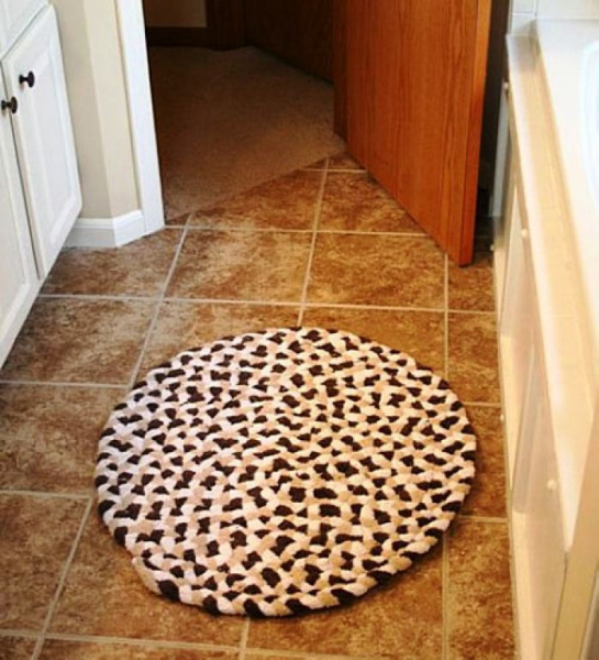 12 идей как сделать коврики из старых вещей своими руками