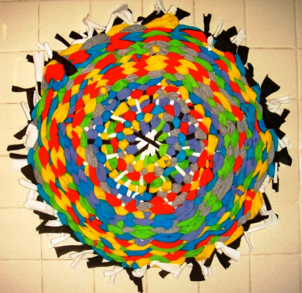 12 идей как сделать коврики из старых вещей своими руками