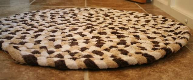 12 идей как сделать коврики из старых вещей своими руками