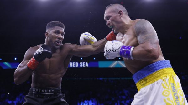 Украинский боксер Александр Усик защитил титул чемпиона в бою с Джошуа