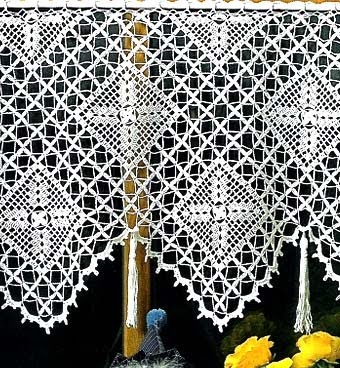 Идеи вязаных занавесок для кухни