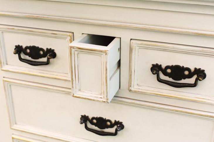 Как обновить старую мебель. Состаривание при помощи окрашивания