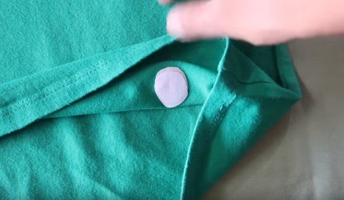 Как «зашить» дырявую одежду за 30 секунд без иголки и нитки