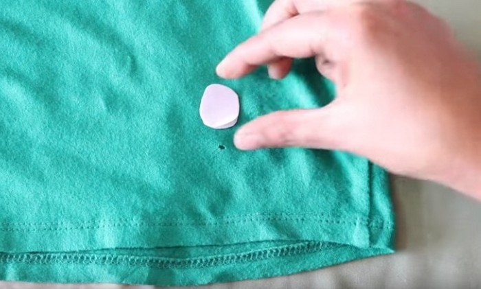 Как «зашить» дырявую одежду за 30 секунд без иголки и нитки