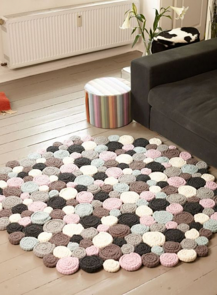 Коврики-пазлы из вязаных и тканевых деталей