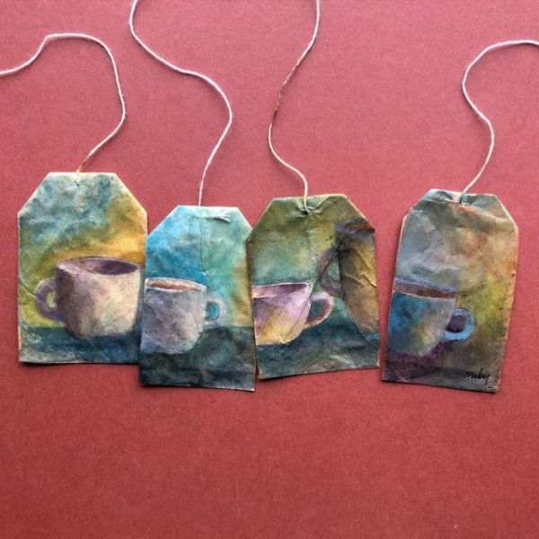 Миниатюрные картины на использованных чайных пакетиках