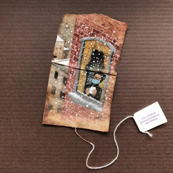 Миниатюрные картины на использованных чайных пакетиках