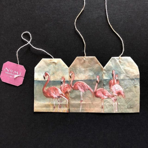 Миниатюрные картины на использованных чайных пакетиках