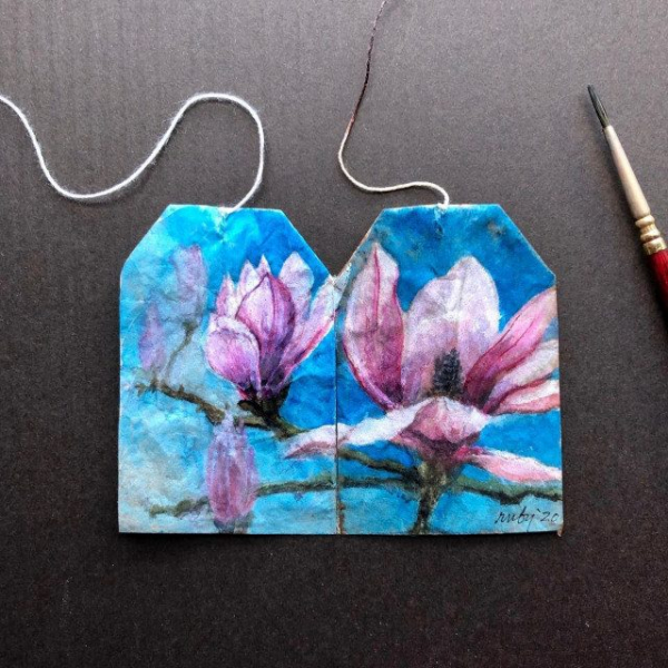 Миниатюрные картины на использованных чайных пакетиках