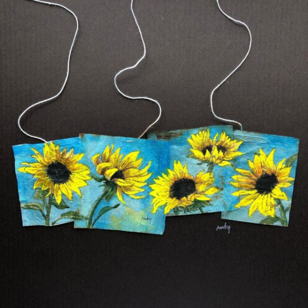 Миниатюрные картины на использованных чайных пакетиках