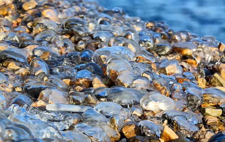 Невероятные ледяные образования озера Байкал