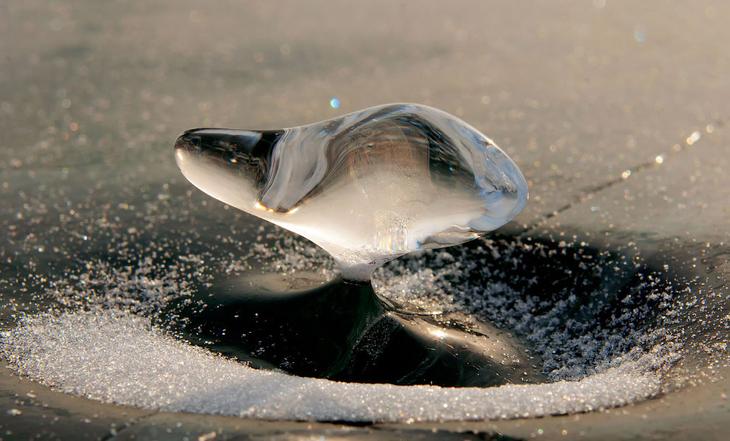 Невероятные ледяные образования озера Байкал