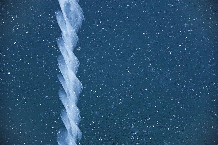 Невероятные ледяные образования озера Байкал