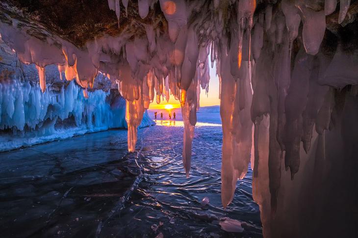 Невероятные ледяные образования озера Байкал